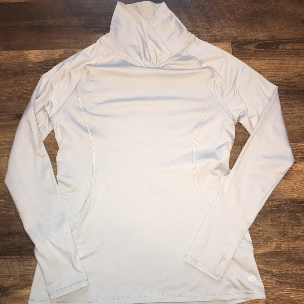 Women’s layer 8 performance workout, long sleeve.